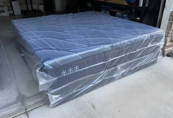 BRAND NEW king size Serta iSeries Hybrid
