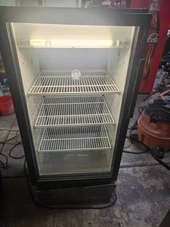 True mfg 10 cubic feet glass door commercial merchandiser cooler