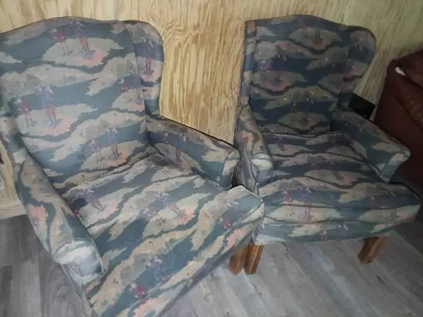 2 LOUNGE CHAIRS WITH GOLF IMPRINTS