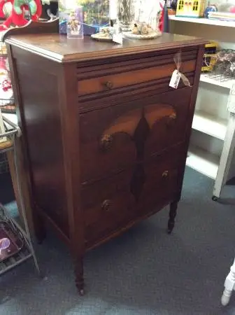 VINTAGE CHEST OF DRAWERS ON ROLLERS W/3 DRAWERS