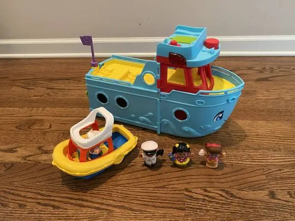 FISHER PRICE LITTLE PEOPLE TRAVEL TOGETHER FRIEND SHIP PLAYSET & TUG