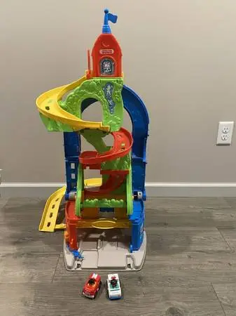 LITTLE PEOPLE SITN STAND SKYWAY with 2 Cars