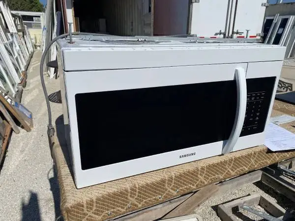 White Samsung Microwave Oven 1.6 Cu Ft Model #ME16A4021AW Used
