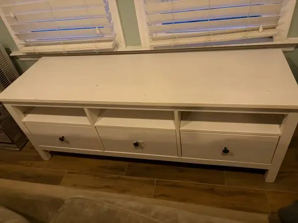 WHITE TV STAND/ENTERTAINMENT CABINET