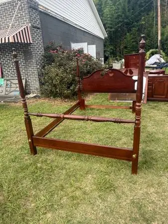 3-Piece Wood Bedroom Set Queen/Full Four-Poster Bed, Dresser & Mirror