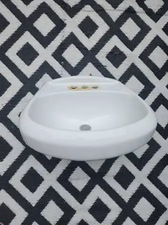 Porcelin pedestal sink in 2 parts