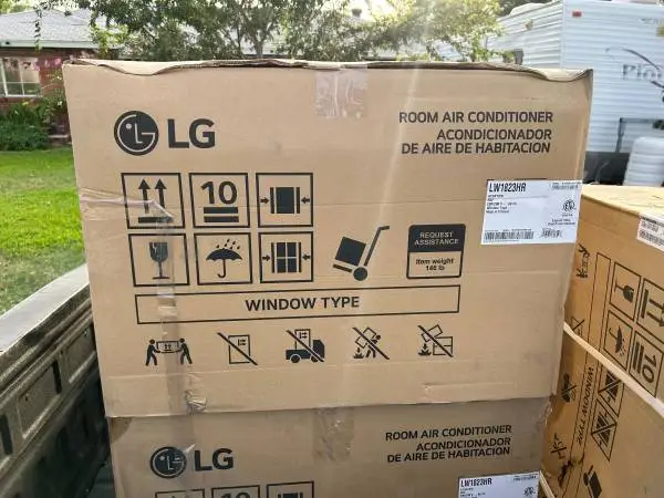 New 18000 BTU window air conditioner & heater combo cools 1000sq-