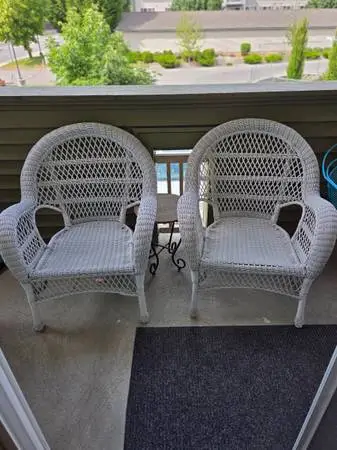 Oversized Pier 1 large white wicker chairs x2
