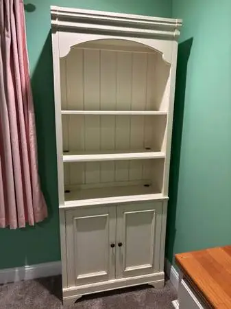 Cabinets w/shelves, quantity: 2