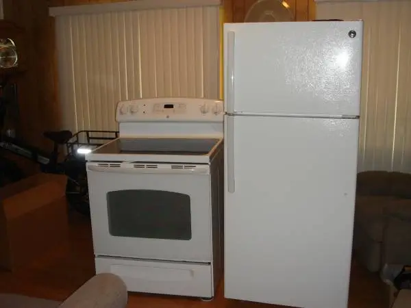 GE REFRIGERATOR AND STOVE