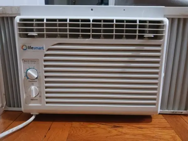 Lifesmart 5,000 BTU Window Air Conditioner – Like New – Cleaned & Read