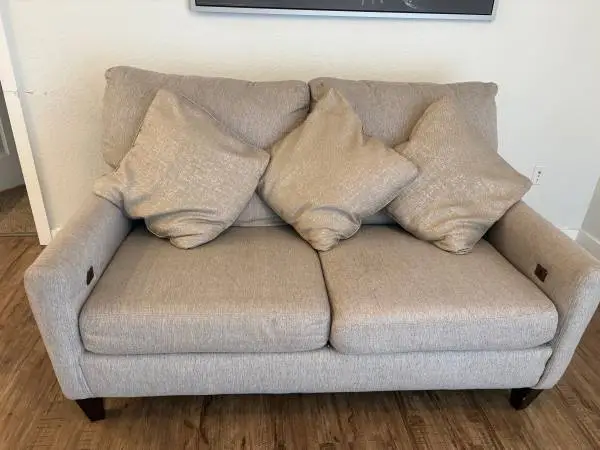 💛 LOVE SEAT WITH PHONE CHARGER PORTS💛