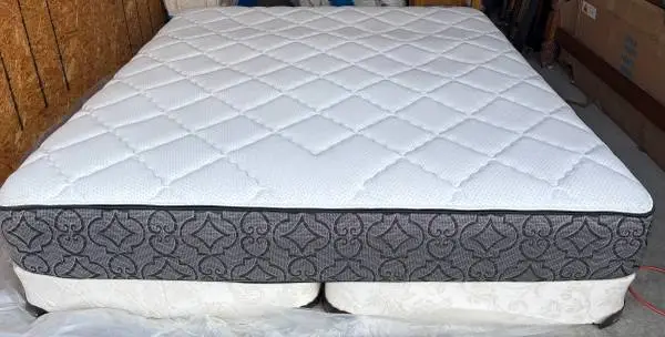 NW Bedding Fircrest Firm King sz Mattress w/Box; Excellent Condition