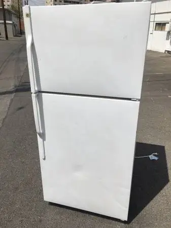 GE 18 CU. FT. TOP FREEZER REFRIGERATOR IN WHITE