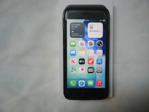 Like New UNLOCKED Black iPhone Se (2nd Gen) - 64GB