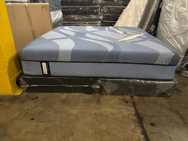$3000 King Sealy Posturepedic hybrid elite mattress—-Cover ripped in shippi g