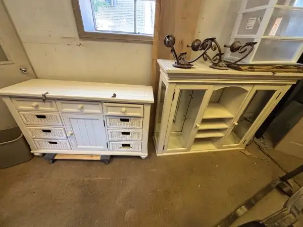 *2-Piece* Vintage Wooden/Wicker White Dresser