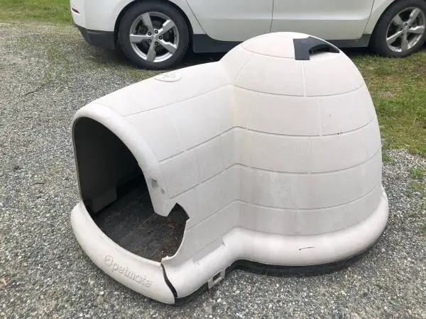 XL Petmate Dog Igloo/ Dog House