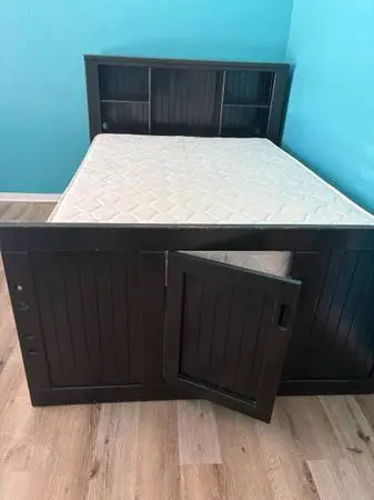 Free. Solid wood trundle bed