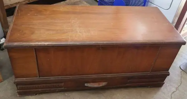 Vintage Roos Cedar Hope Chest with Key in CHICO