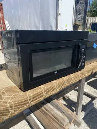 Black Whirlpool Microwave Oven 1.6 Cu Ft Model #WMH1163XVB Used