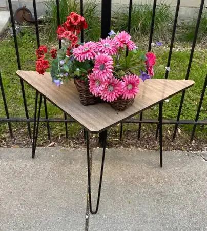 Triangle table hairpin legs