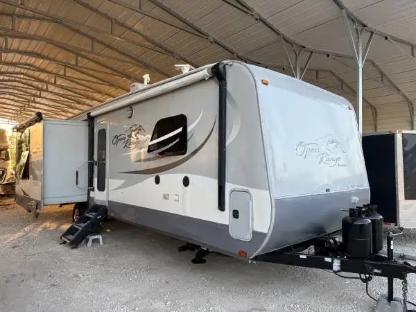 2015 open Range light 37 ft Triple slide Out Bumper put