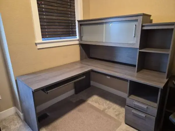 Large L-shaped desk with hutch w/office chair
