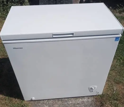 HISENSE CHEST FREEZER WORKS GREAT $100 35 wide x 21 deep x 33 tall.. N