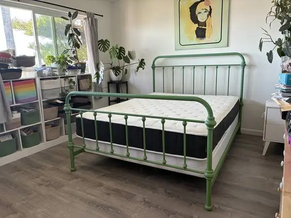 🔥Gorgeous Green Iron QUEEN Bed🔥