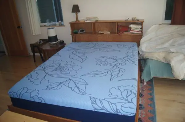 Queen Mattress, like new, Sealy skye hybrid