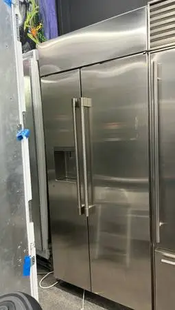 Stainless Steel Fridge Built-In Water and Ice