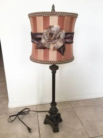 Decorative table lamp.