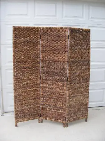 Folding privacy screen natural fibers