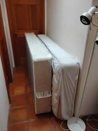 2 single beds. Sheets, comforters. Barely used