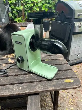 Iwodtech Juicer / Masticator - wheat grass