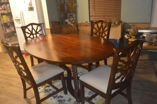 DINING ROOM TABLE AND CHAIRS WOOD (BASSETT)