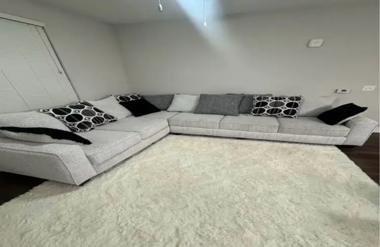 Modern Light Gray L-ShapedSectional Sofa with AccentPillows