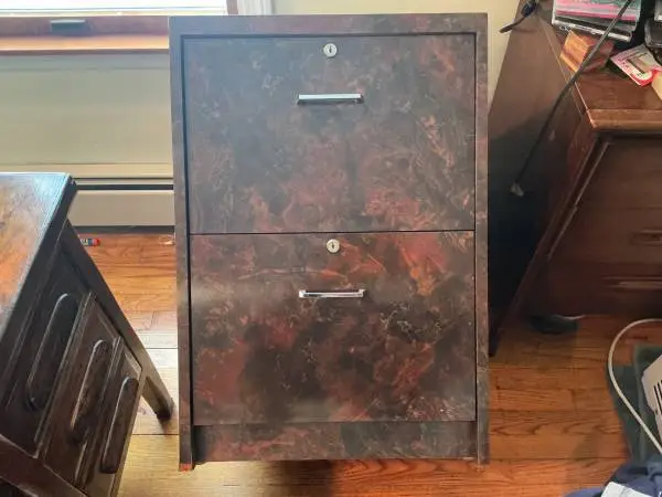File cabinet adjustable regular or legal size