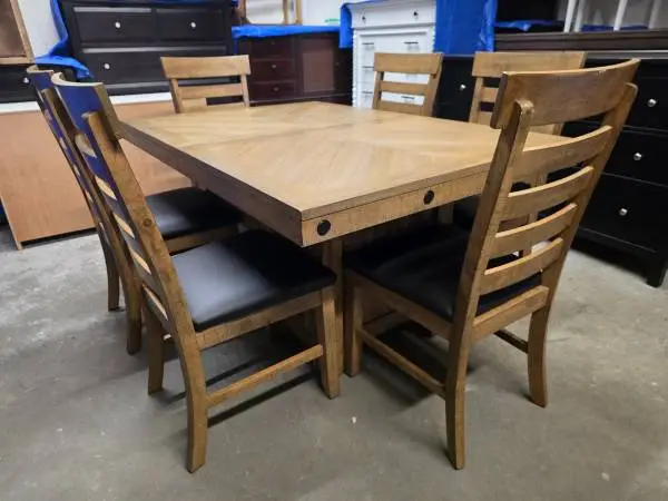 Light Brown Rustic / Black Leather Dining Room Table Set