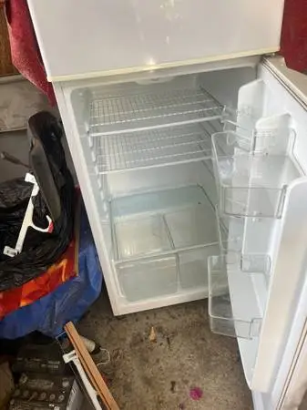 Refrigerator Freezer Magic Chef White 10.1 CU FT LIKE NEW