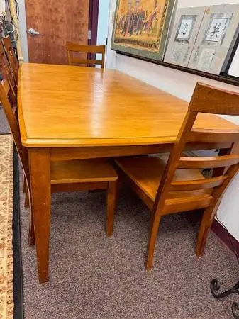 Solid wood Expandable Dining room table, butterfly leaf + 6 chairs