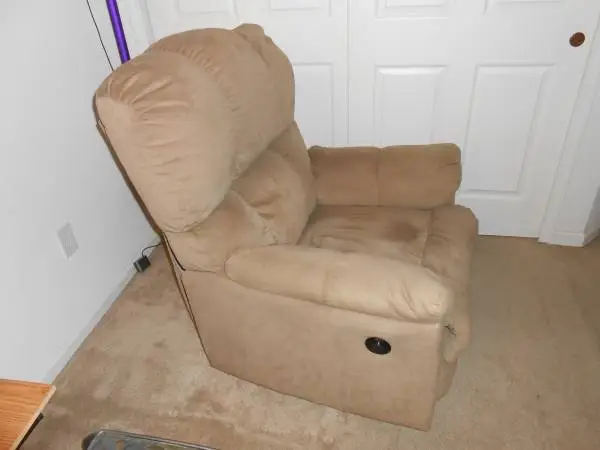 RECLINER CHAIR ELECTRIC VERY GOOD CONDITION