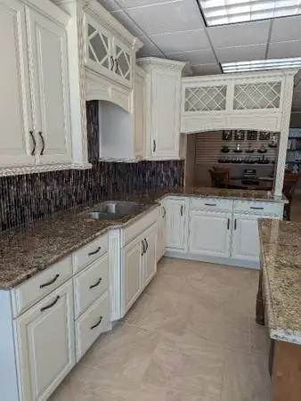 Kitchen Cabinets / Granite Top
