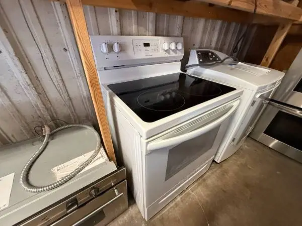 White Frigidaire Smoothtop Stove 5.3 Cu Ft Model # FFEF3054TWT Used