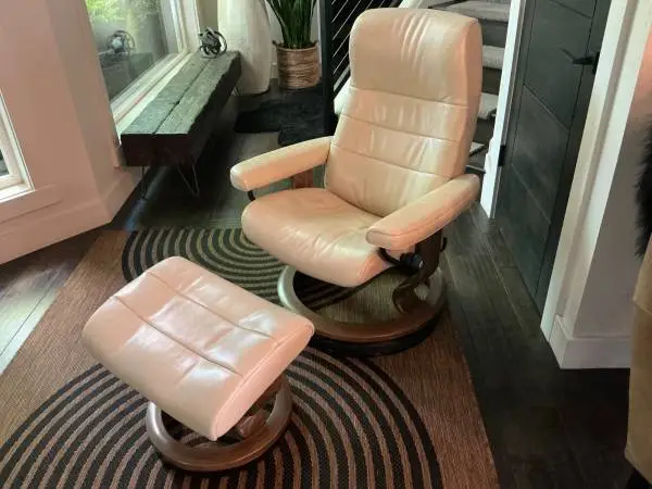 Orig $3,900! EKORNES STRESSLESS  Leather Swivel Recliner w/Ottoman