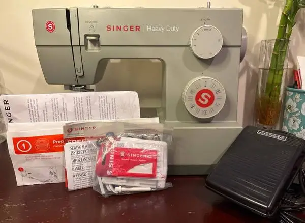 SINGER Heavy Duty Sewing Machine Model 4452