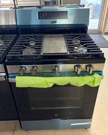 *Scratch & Dent* NEW GE Natural Gas Range GGF600AV2SS, Stainless