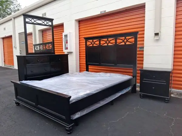 Queen sz bedroom set with boxspring