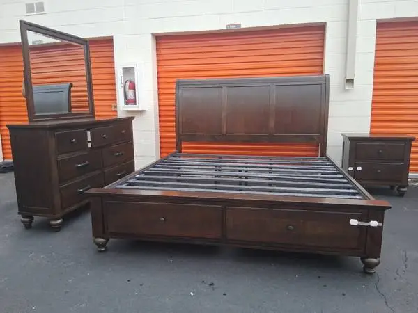 King size bedroom set with mirror